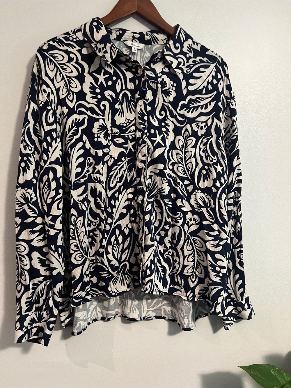 Women’s Navy and White Printed Button-Front Shirt, sz XL